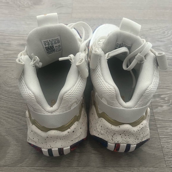 Adidas Sneakers Size 7 - Picture 4 of 4